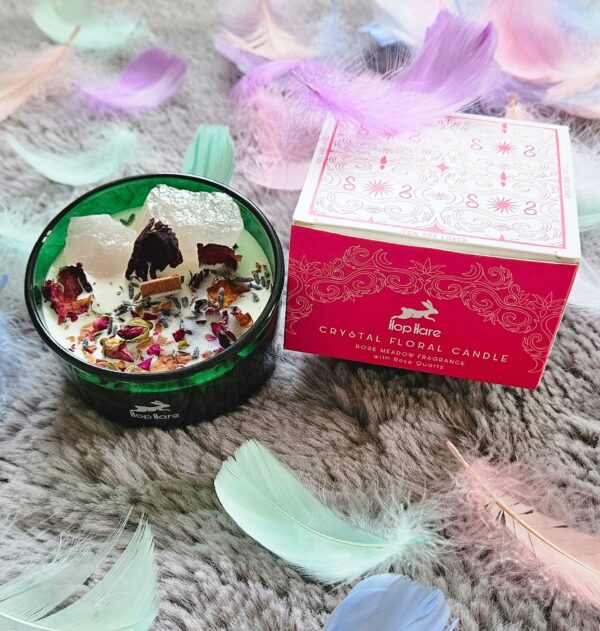 Bougie Les Amoureux Mist of Alba avec quartz rose et fleurs de rose – rituel d’amour et d’harmonie.