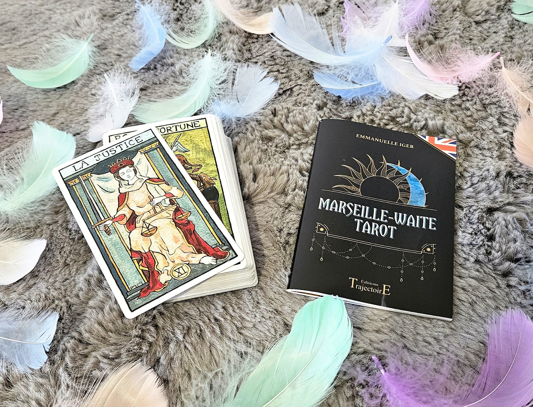 Tarot de Marseille-Waite accompagné du livret d’interprétation en anglais, montrant les significations des cartes.